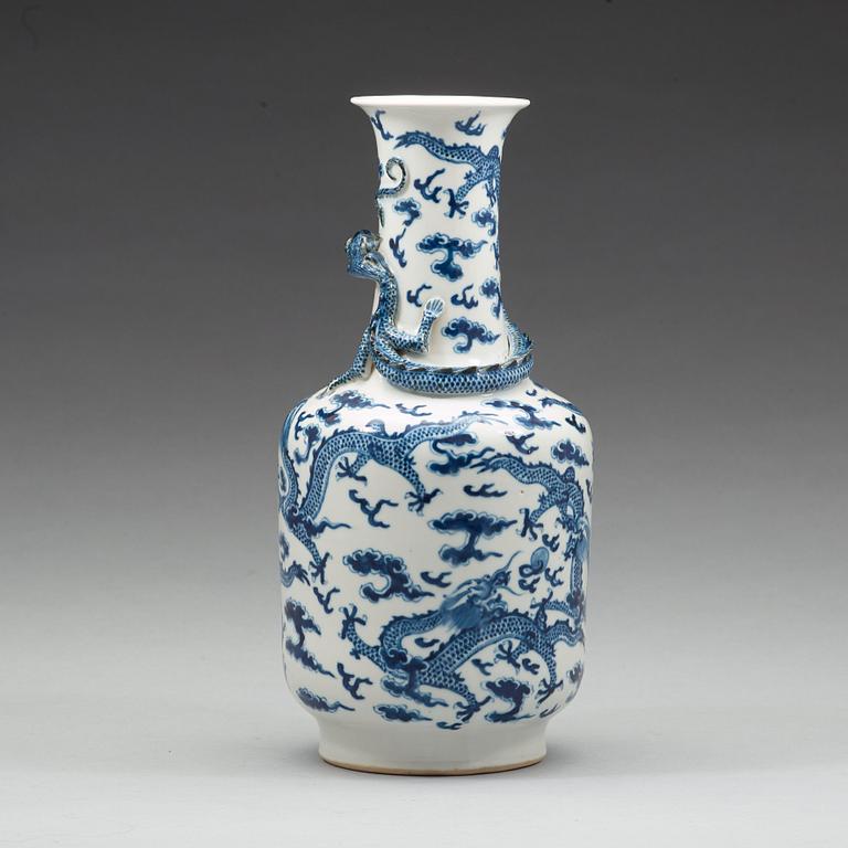 VAS, porslin. Qingdynastin, 1800-tal.