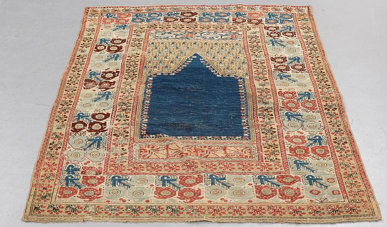 A RUG, an antique Gördes (Ghiordes) prayer rug, second half of the 18th century, ca 167-170 x 120-123 cm.