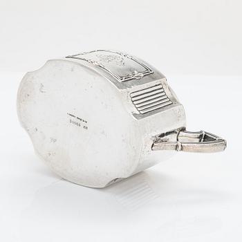 Wilhelm Fahlström, soppslev, silver, Helsingfors 1818-28 och Hjalmar Fagerroos' sockerskål, silver, Helsingfors 1909.