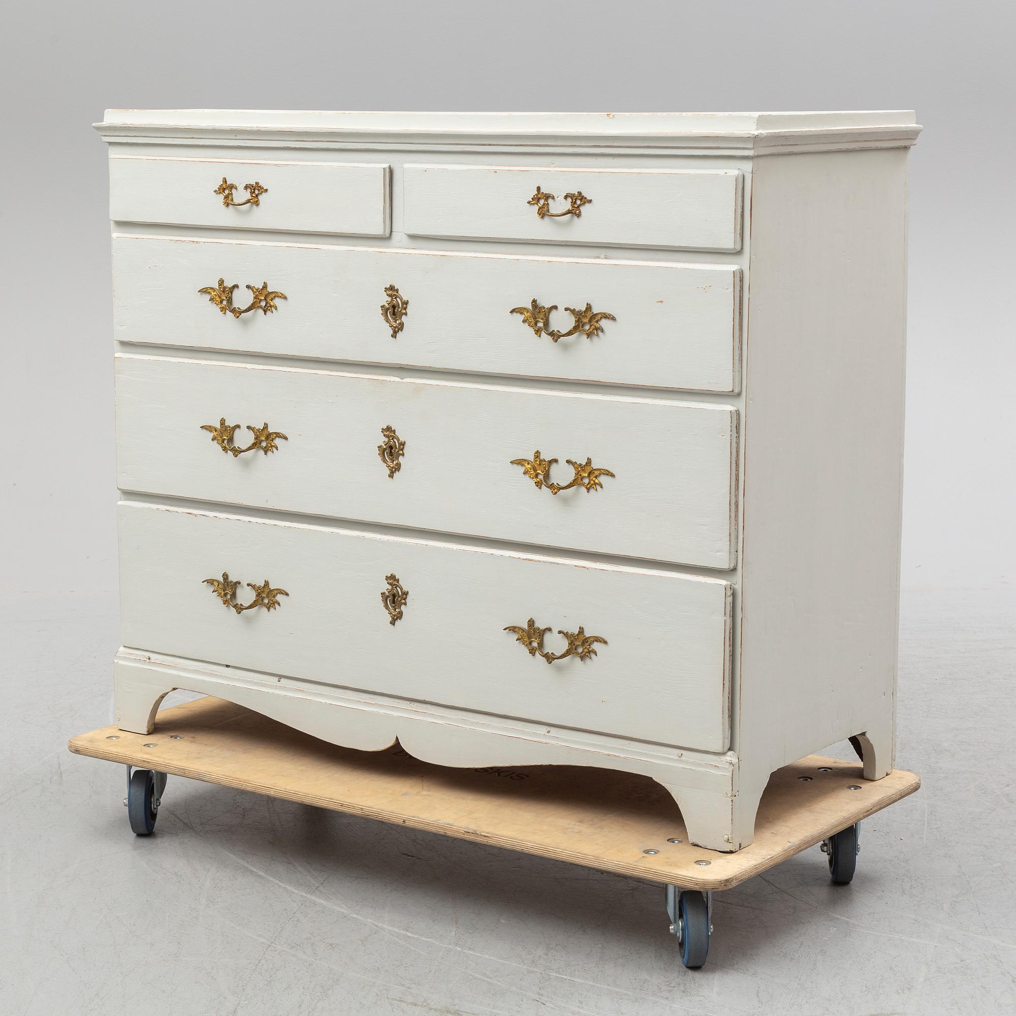 CHEST OF DRAWERS, first half of the 19th century.