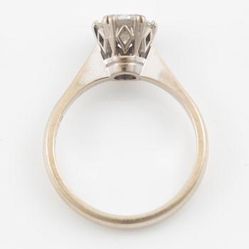Ring 18K vitguld med en rund briljantslipad diamant.