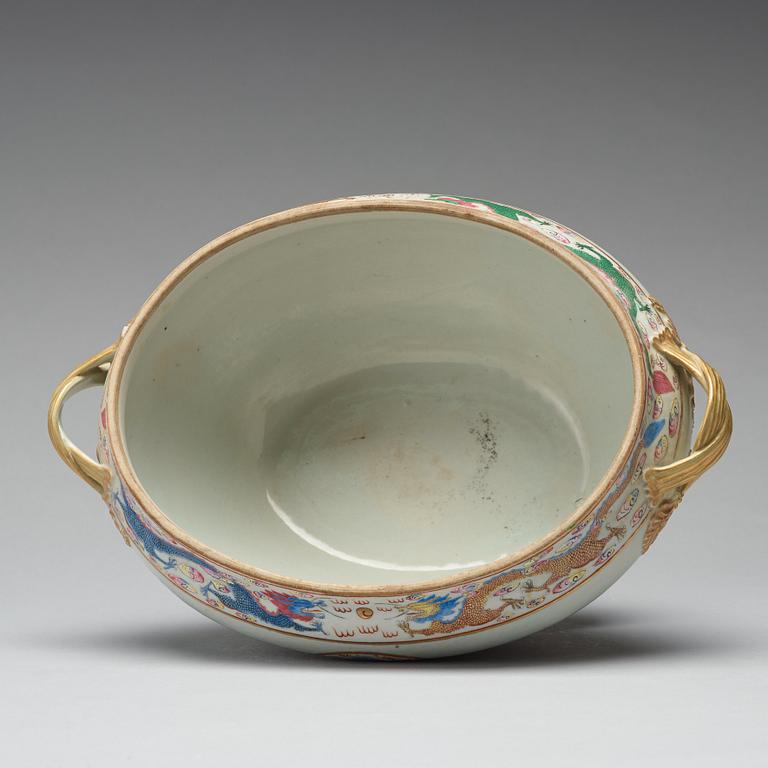TERRIN med LOCK, porslin. Qingdynastin, Jiaqing (1796-1820).