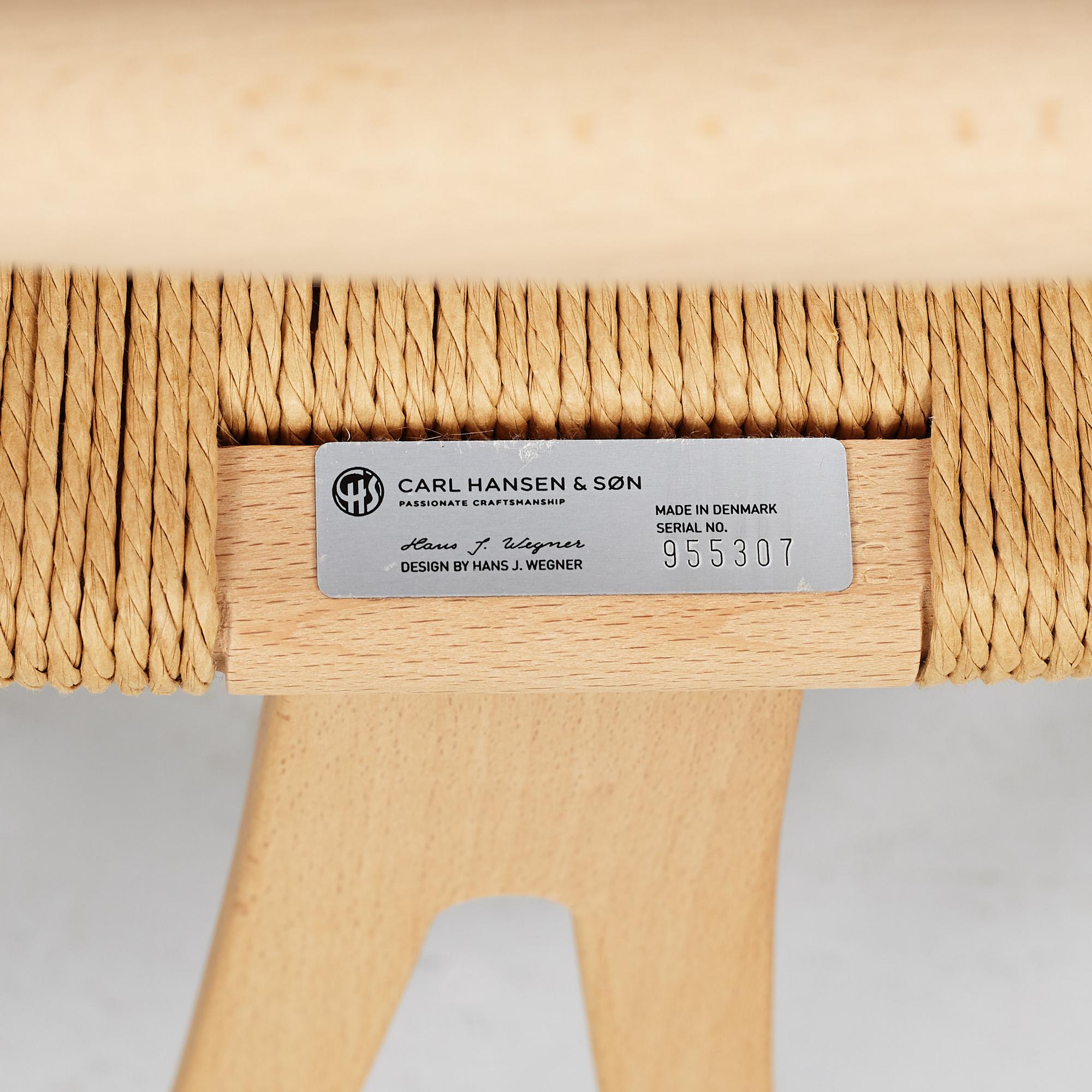 Hans J. Wegner, stolar, ett par, modell CH-24/ "Y-stolen", med dynor, Carl Hansen & Søn, Danmark, 2000-tal.