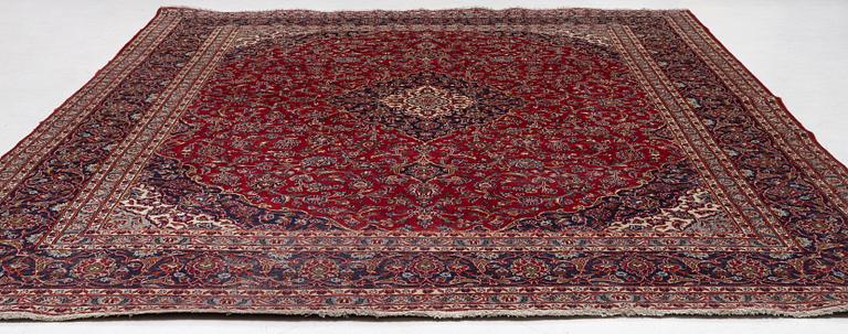 Matta, Meshed, ca 372 x 290 cm.