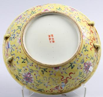 SKÅL MED LOCK, porslin, Kina, 1900-tal.