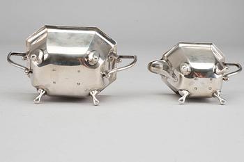 A SILVER CREAM JUG AND A SUGER BOWL BY EDWARD VINER SHEFFIELD 1935.