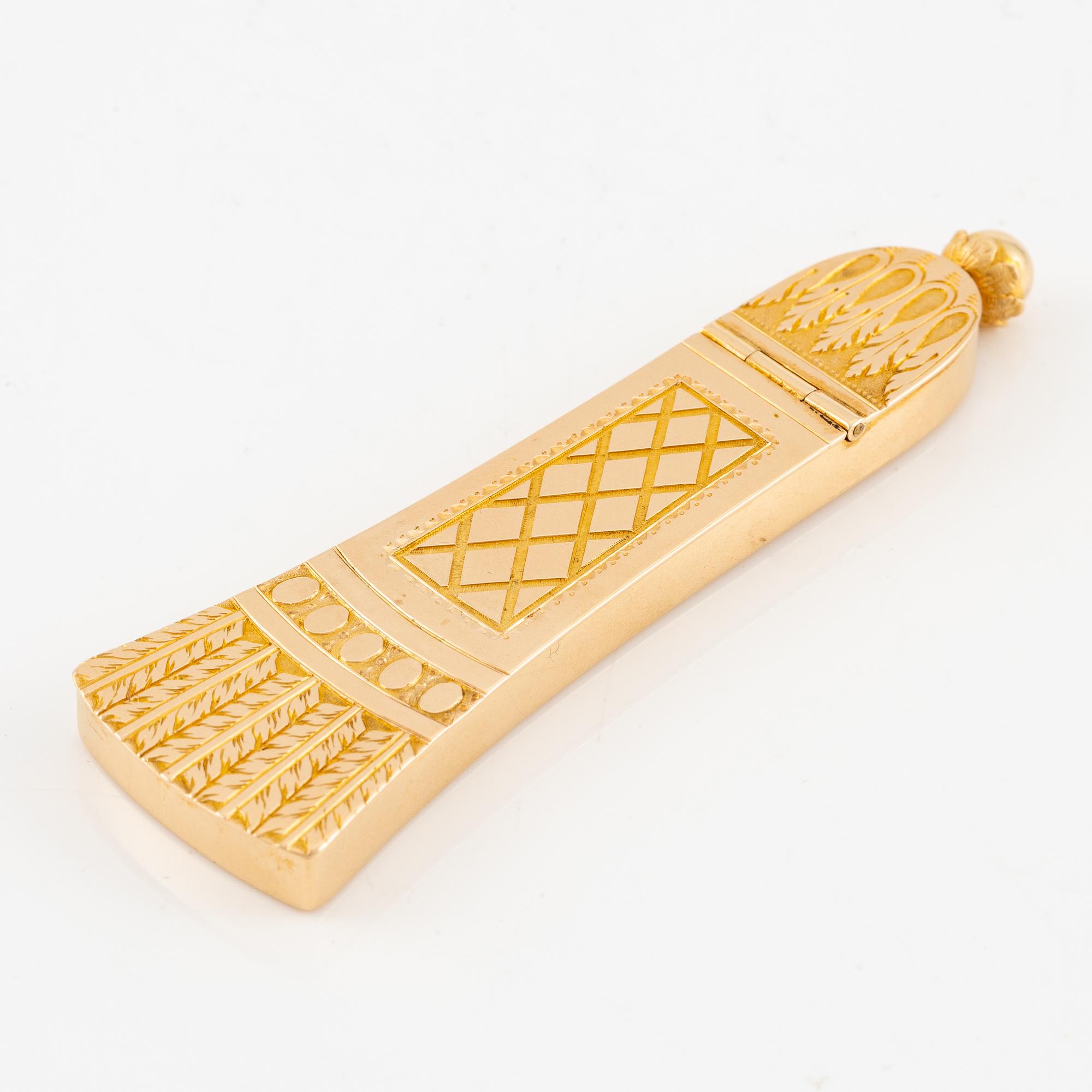 A Swedish 18K gold case, Erik Ytterbom, Stockholm 1810 and a 18K gold spatula, Gustaf Möllenborg, Stockholm 1866.