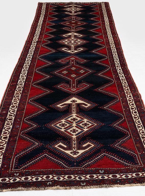 Lattice rug, semi-antique Qashqai Baseri, approx. 555 x 150 cm.