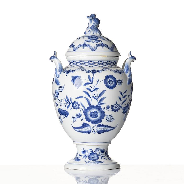 A Royal Copenhagen 'Musselmalet' / 'blue fluted' vase with cover, Denmark, 1898-1923.