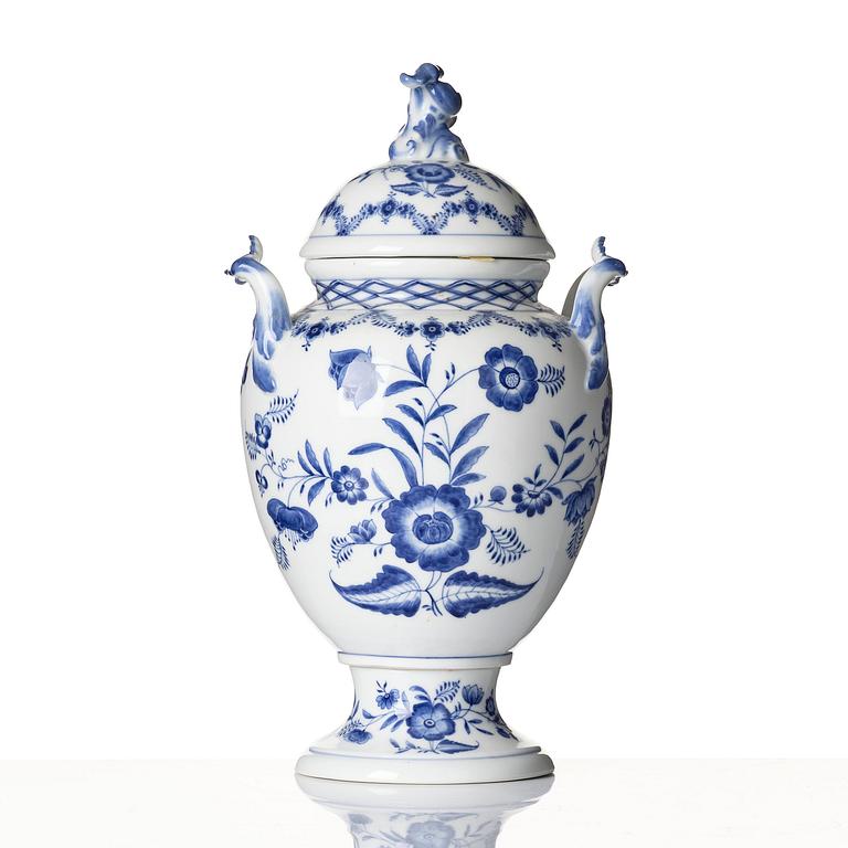 A Royal Copenhagen 'Musselmalet' / 'blue fluted' vase with cover, Denmark, 1898-1923.