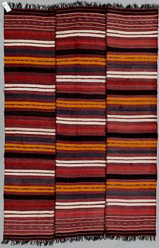 JAJIM, semiantik. Ca 203x136 cm.