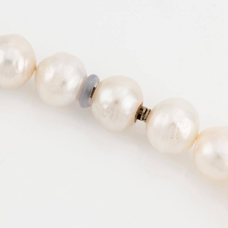 A necklace with cultivated Kasumiga pearls, Gaudy.