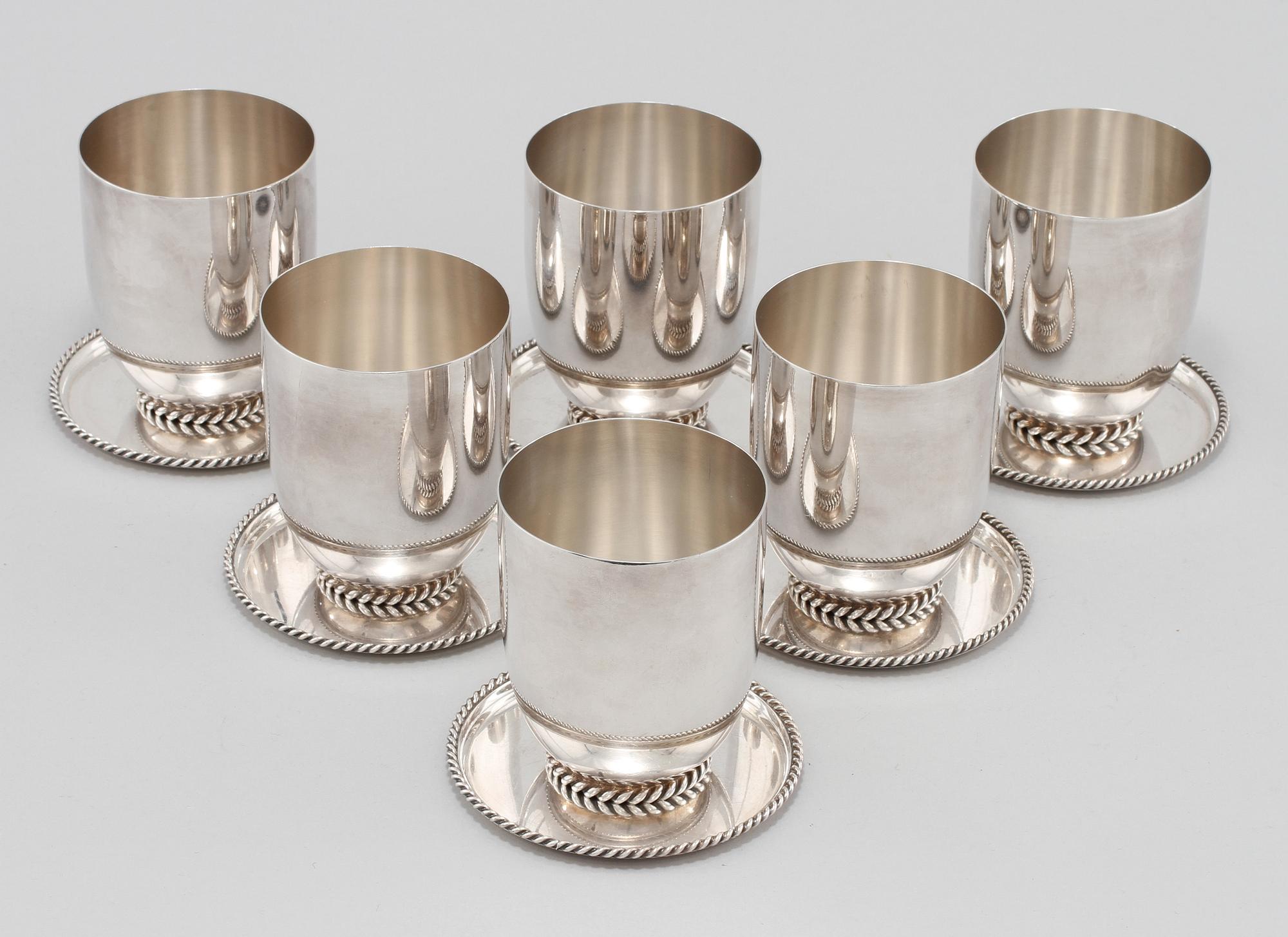 MUGGAR, 6 st samt COASTERS, 6 st, silver, 1900-tal. Vikt 980 g.