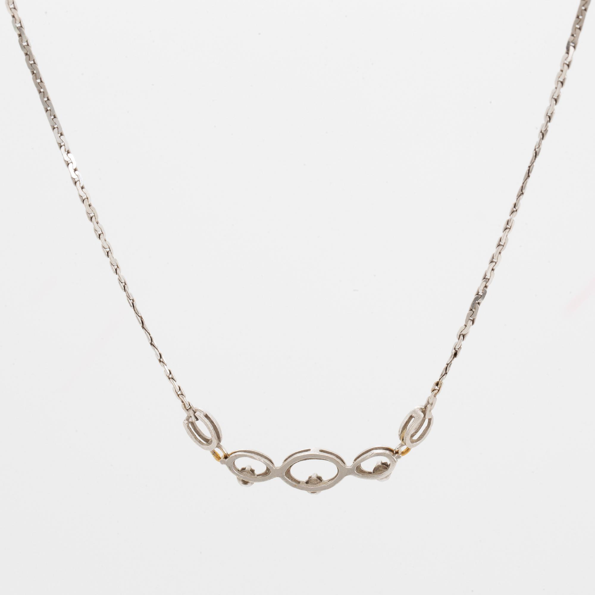 Collier, 18K vitguld med 3 mindre briljantslipade diamanter .