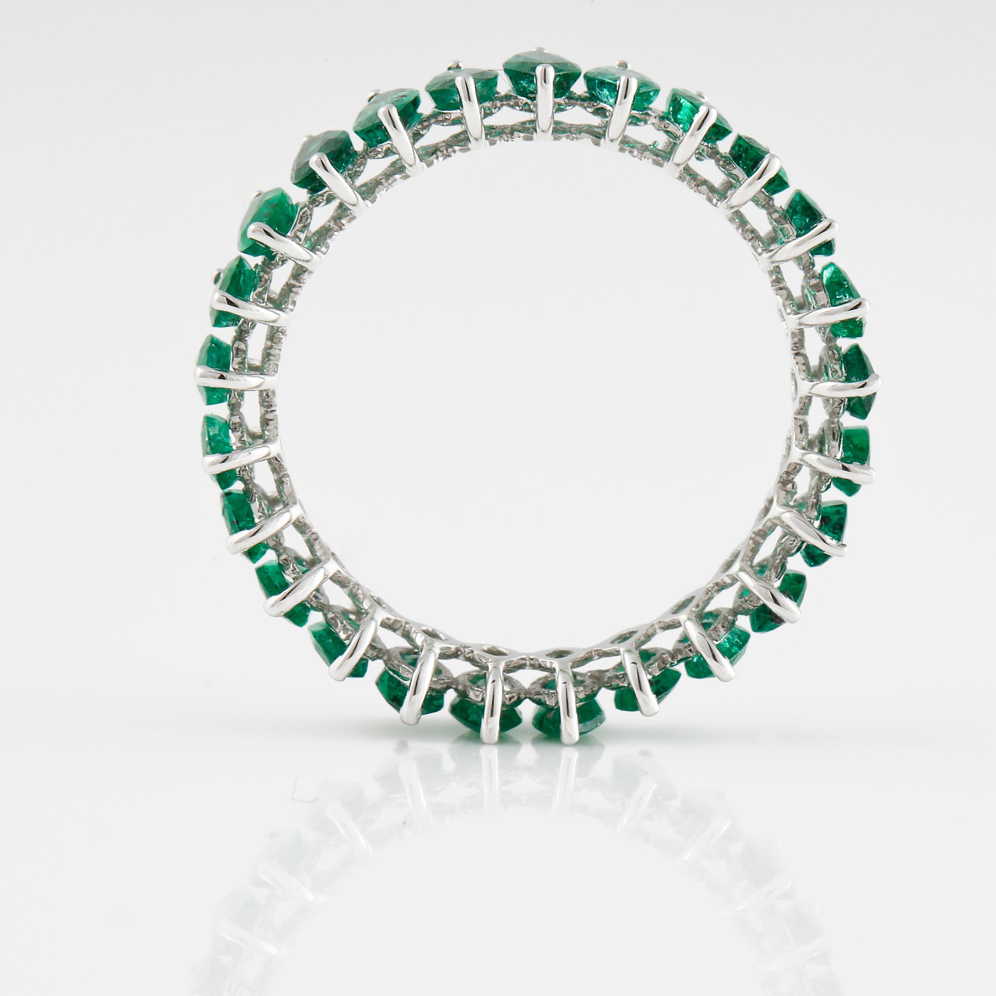 RING, 18K vitguld med navetteslipade smaragder ca 3.01 ct. Vikt 2,2 gram.