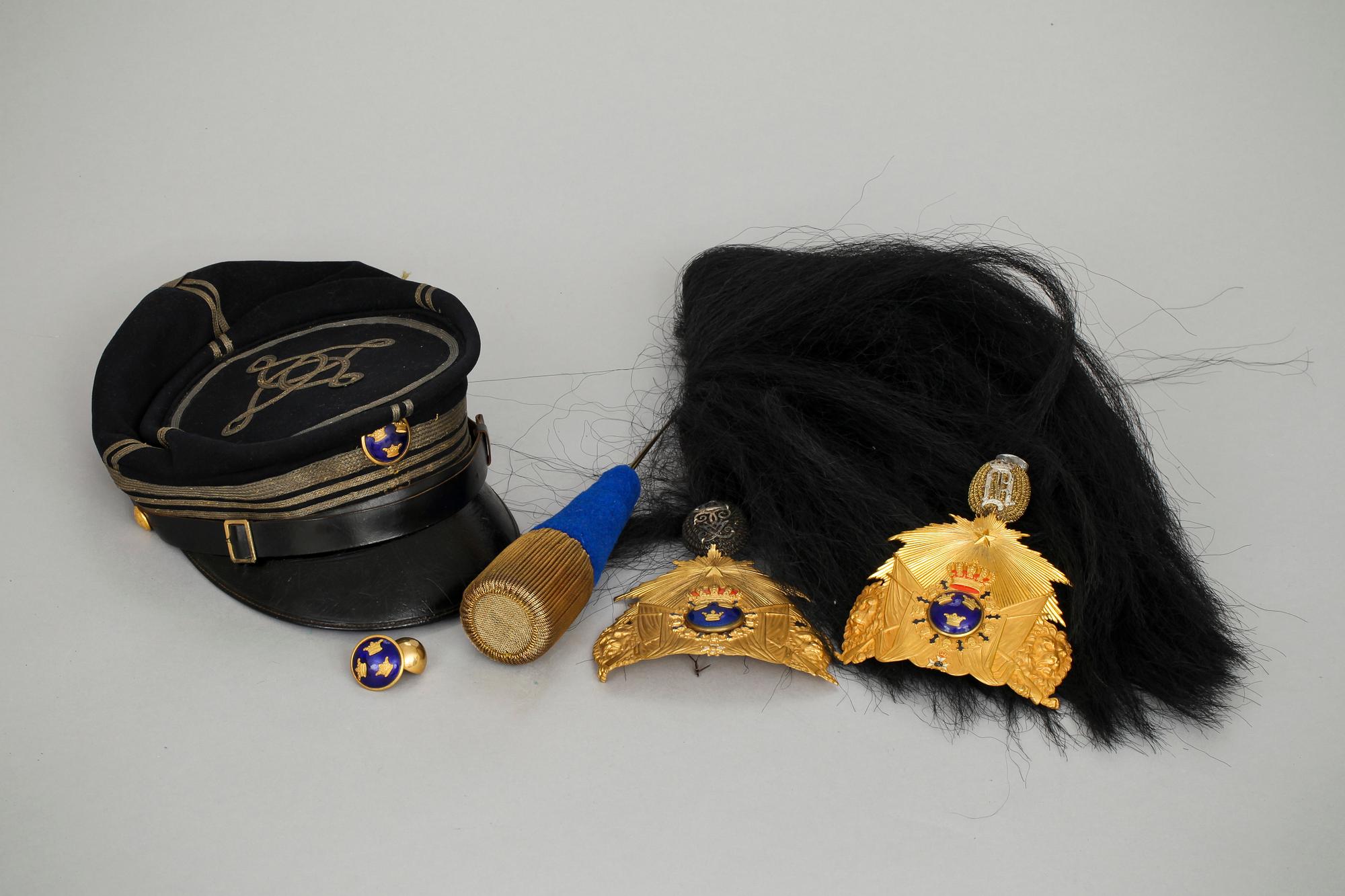 MÖSSA för OFFICER, m/1865,  MÖSSPLÅTAR m/1865, 2 st,  PLYM och STÅNDARE mm.