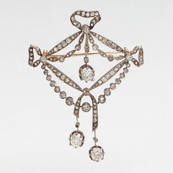 A belle époque necklace/brooch in silver-platinum with old and rose-cut diamonds ca 2.50 ct in total. Early 20th century.