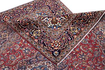 A Kashan carpet, c. 307 x 208 cm.