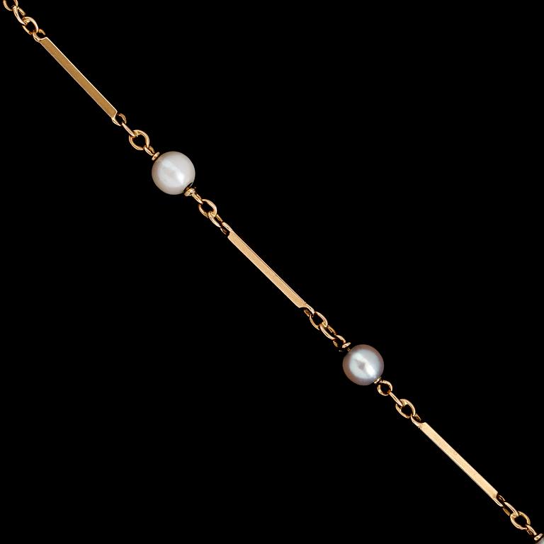 ARMBAND, 18 k guld, med odlade pärlor. Total vikt ca 4 gram.