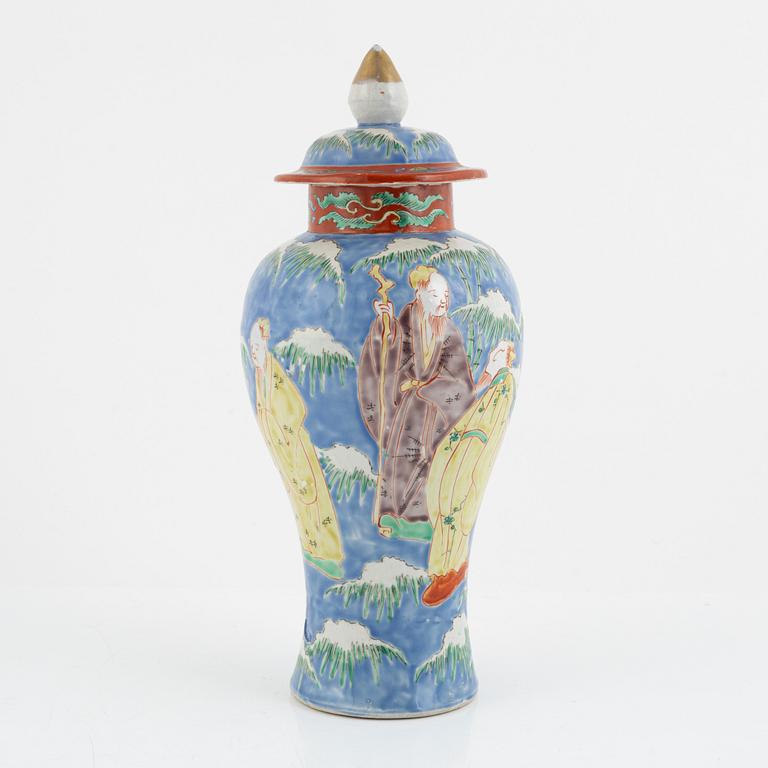 A porcelain lidded urn, Japan, 20th century.