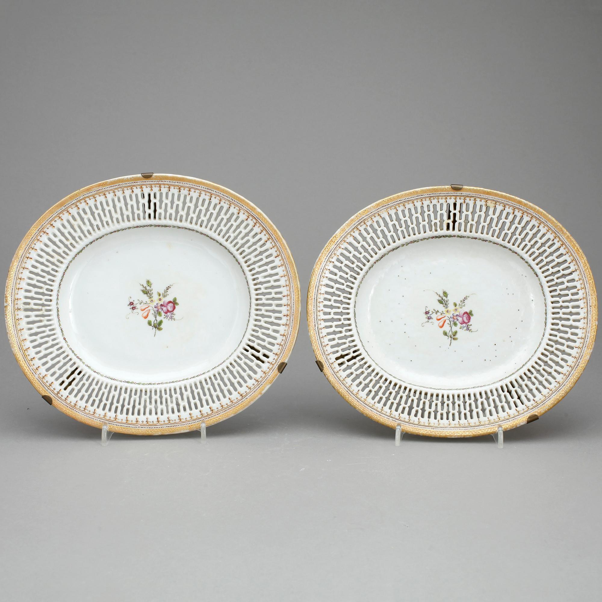 GALLERFAT, ett par, porslin, Kina, 1800-talets början.