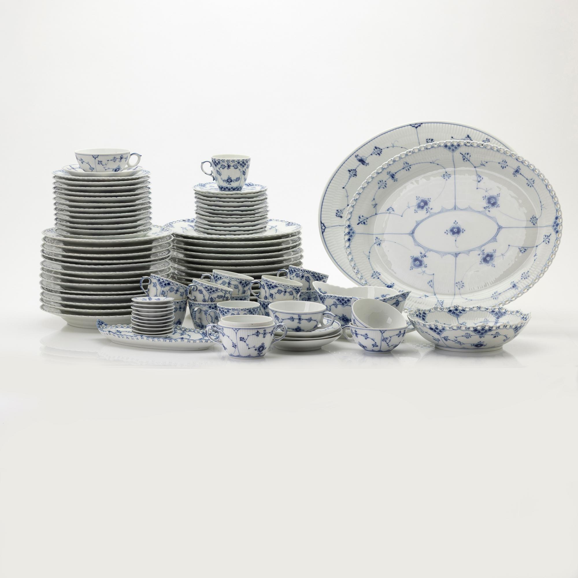 Royal Copenhagen, matservis, 68 delar, "Musselmalet", bland annat helblonde, Danmark.