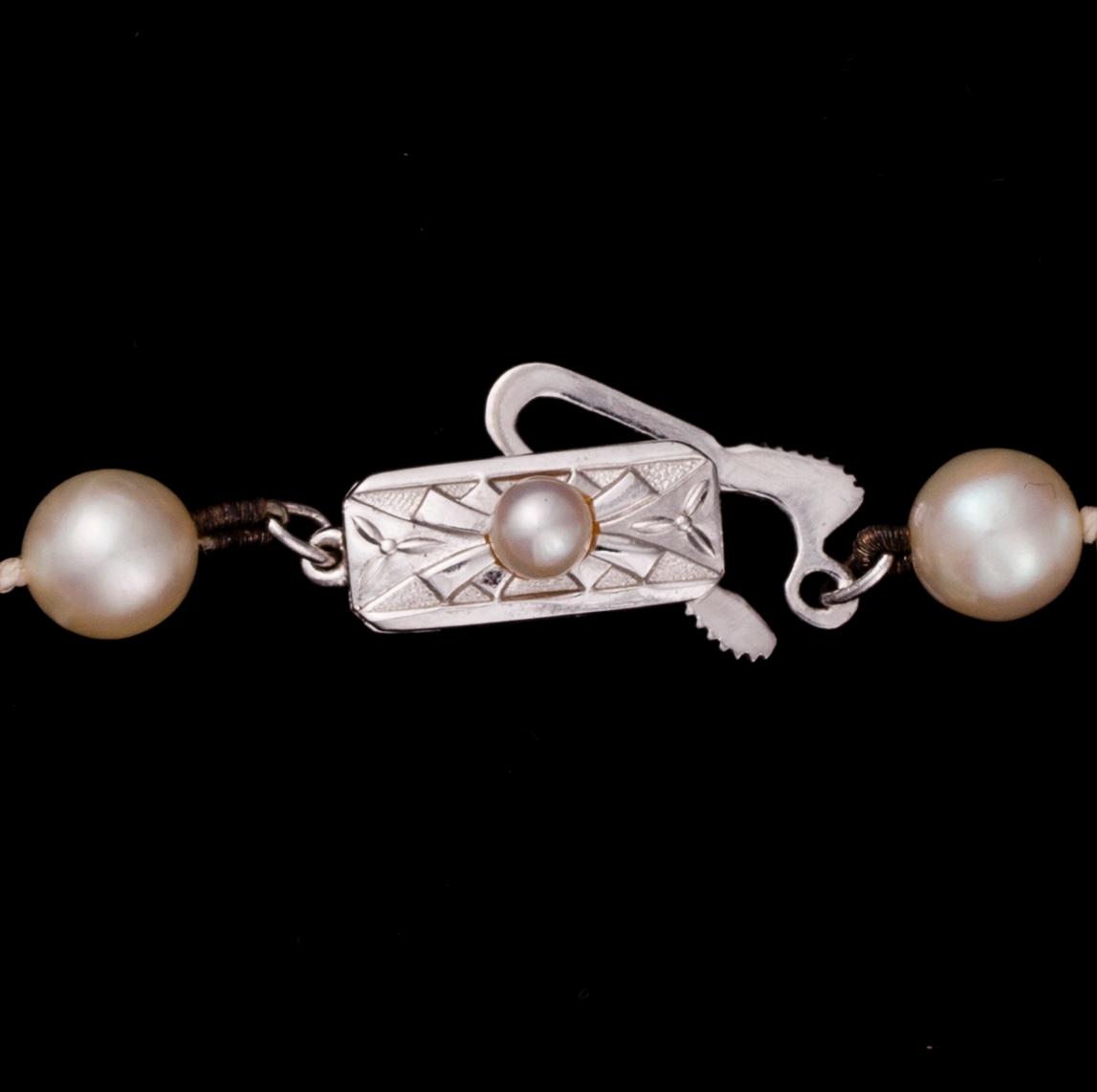 PÄRLCOLLIER, graderade, silverlås med pärldekor. 1900-talets senare hälft.