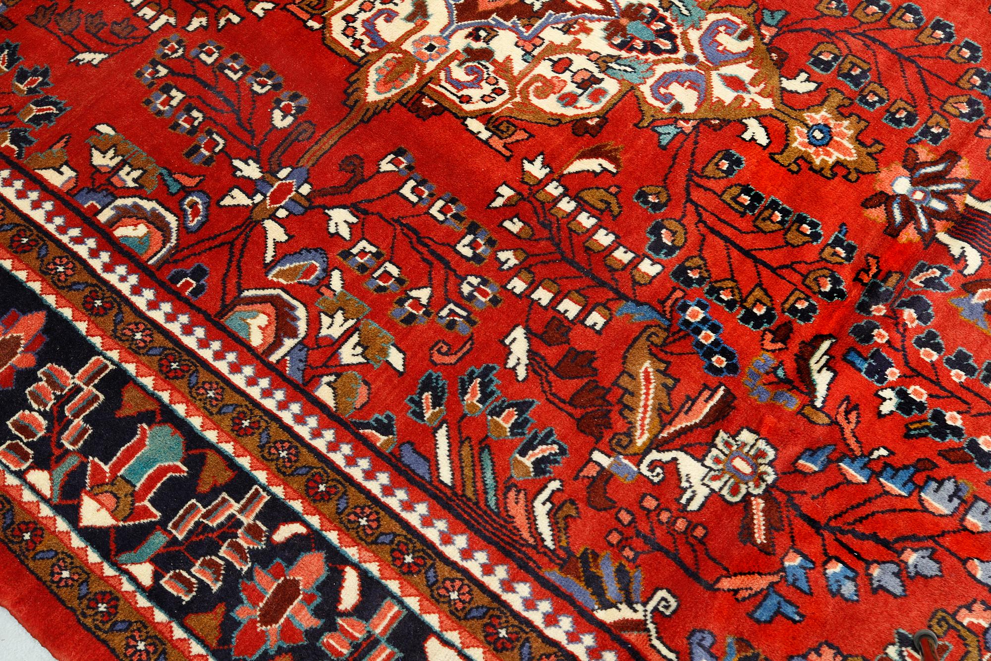 A Lilihan carpet, ca 301 x 232 cm.