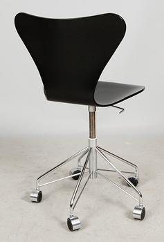SNURRSTOL, "Sjuan", Arne Jacobsen för Fritz Hansen.