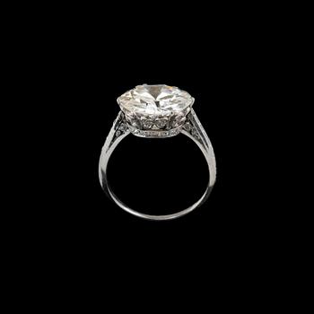 RING, briljantslipad diamant 5.12 ct. H/I1, 8/8 slipade diamanter ca 0.18 ct. Platina. A. Tillander 1930/40 t.