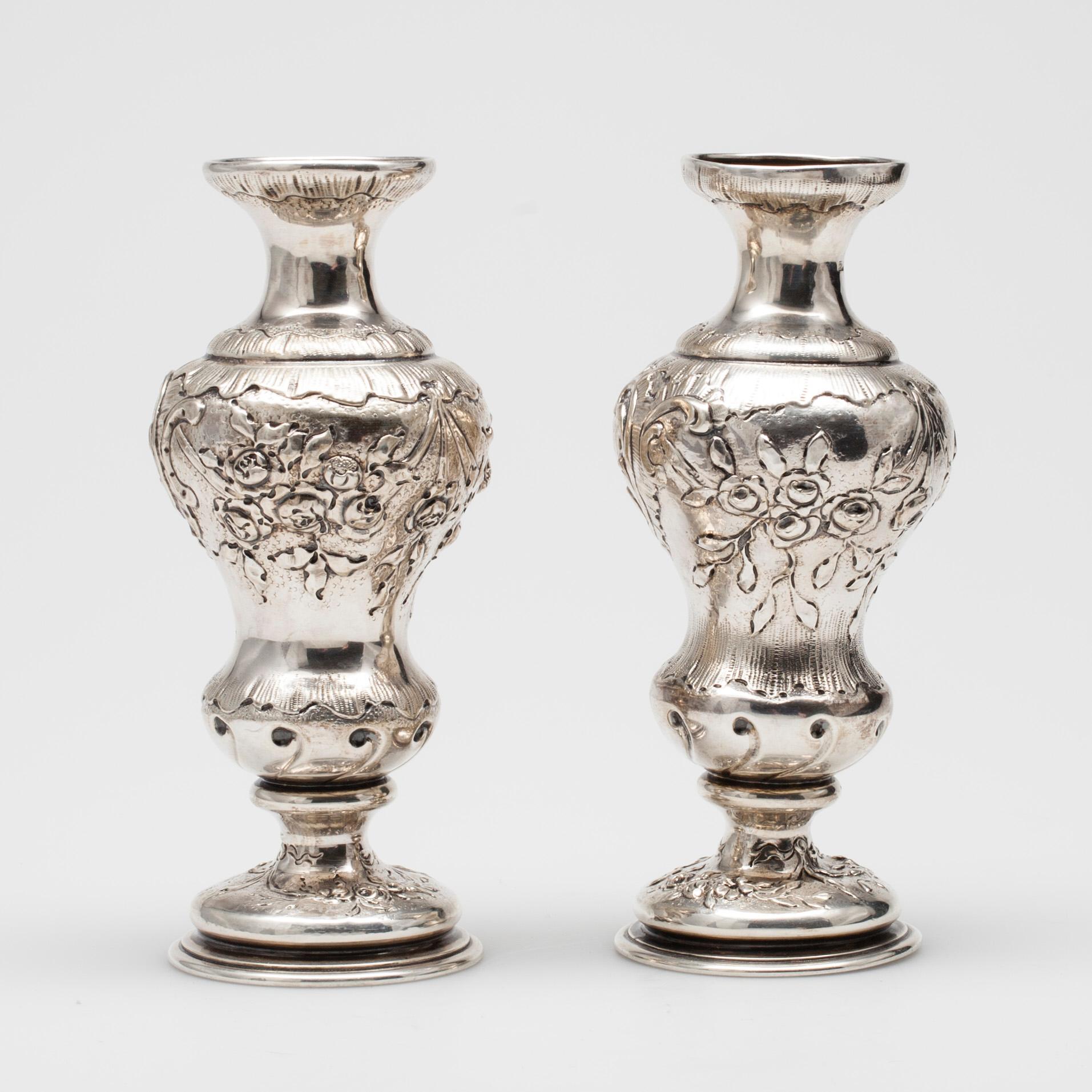 VASER, ett par, silver, engelska kontrollstämplar, London 1892, vikt ca 354 g.