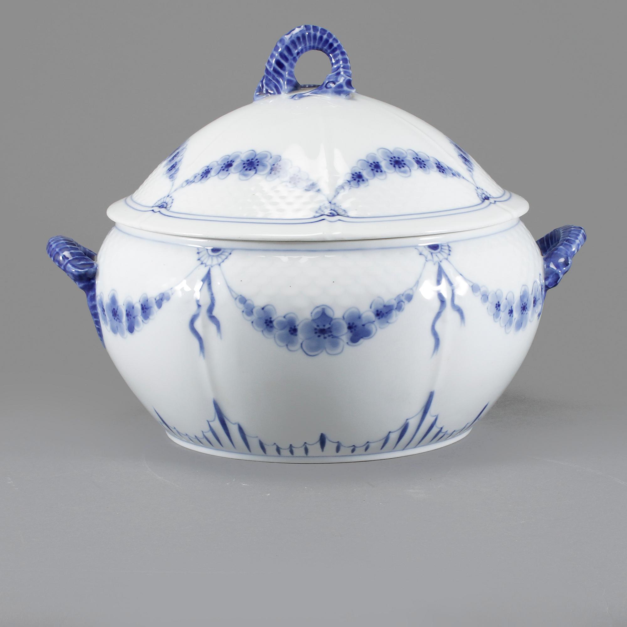 TERRIN, porslin, "Empire", Bing & Gröndahl, omkring 1900-talets mitt.