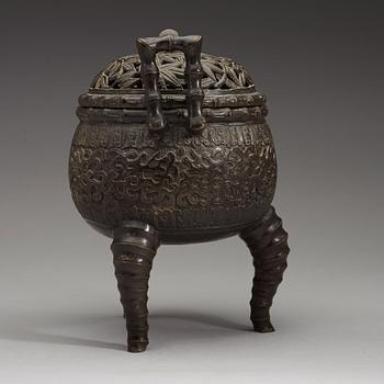 RÖKELSEKAR med LOCK, brons. Sen Qingdynasti (1644-1912).