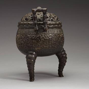 A bronze tripod censer with cover, late Qing dynasty (1644-1912).