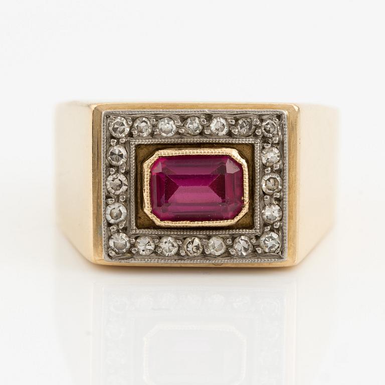 Ring, 18K guld med syntetisk rubin samt åttkantslipade diamanter.