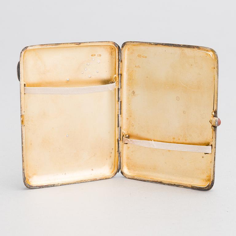 Cigarettetui, silver, med lyra stämplad i Kiev 1828-1887, etuiet stämplat Pjotr Baskakov, Moskva 1908.