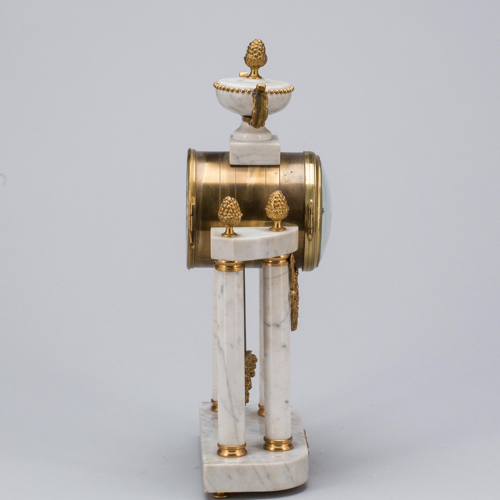 BORDSUR. Louis XVI-stil, 1900-talets första hälft.