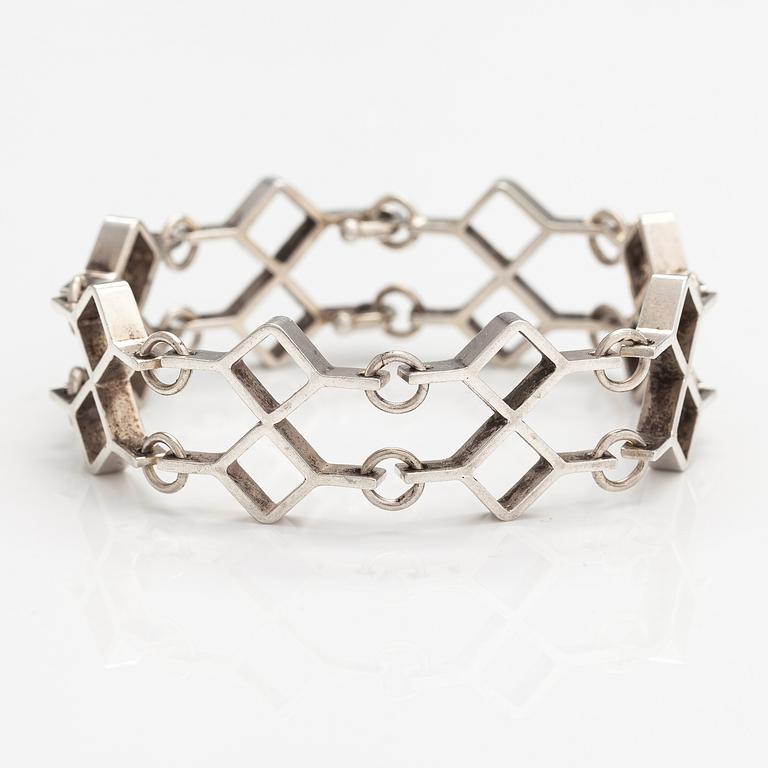 Jorma Laine, A silver bracelet. Kultateollisuus, Turku 1967.