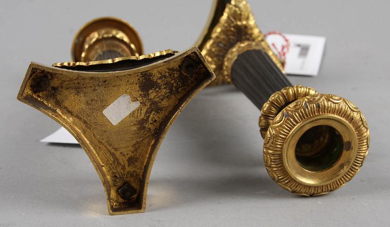 LJUSSTAKAR, ett par, empirestil. 1900-tal.