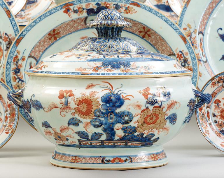 A part imari dinner service, Qing dynasty, 18th Century. (22 pieces).