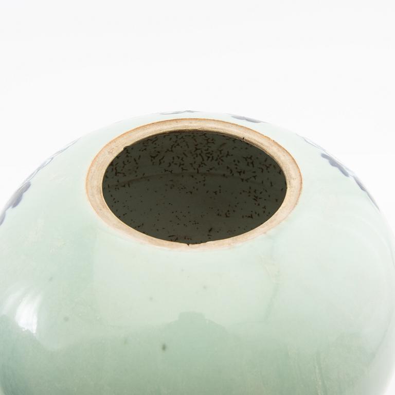 A set of two Chinese blue and white porcelain jars 19th/20th century.