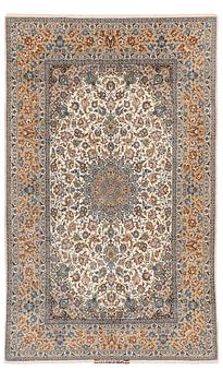 300. Matta, Old, Isfahan, signerad, ca 244 x 149 cm.