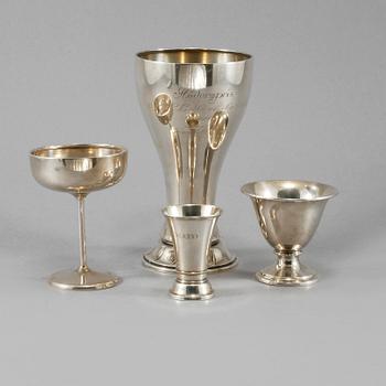 BÄGARE, 3 st, SAMT COCTAILGLAS, silver, bl a CG Hallberg, 1900-talets första kvartal. Vikt 355 g.