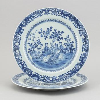 A pair of blue and white serving dishes, Qing dynasty, Qianlong (1735-95).