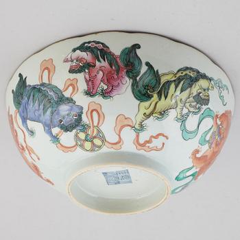 A Chinese famille rose bowl, early 20th century.