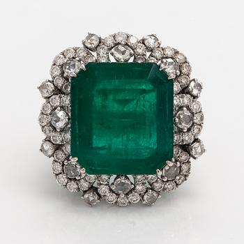 A cocktail ring made of 18K white gold with an ca 20.37 ct emerald and rose- and brilliant-cut diamonds ca. 2.72 ct.