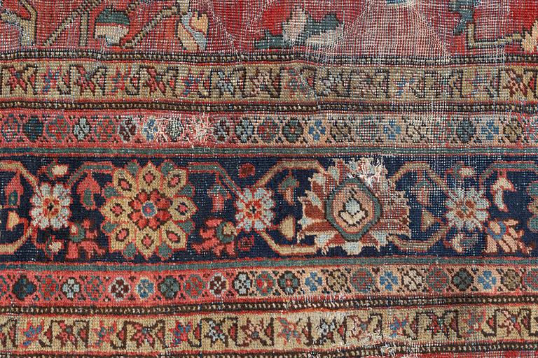 An antique/semi-antique Sarouk / Mahal carpet, c. 505 x 320 cm.