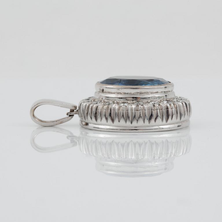 HÄNGE med obehandlad safir ca 24.00 ct, samt briljantslipade diamanter totalt ca 1.50 ct.