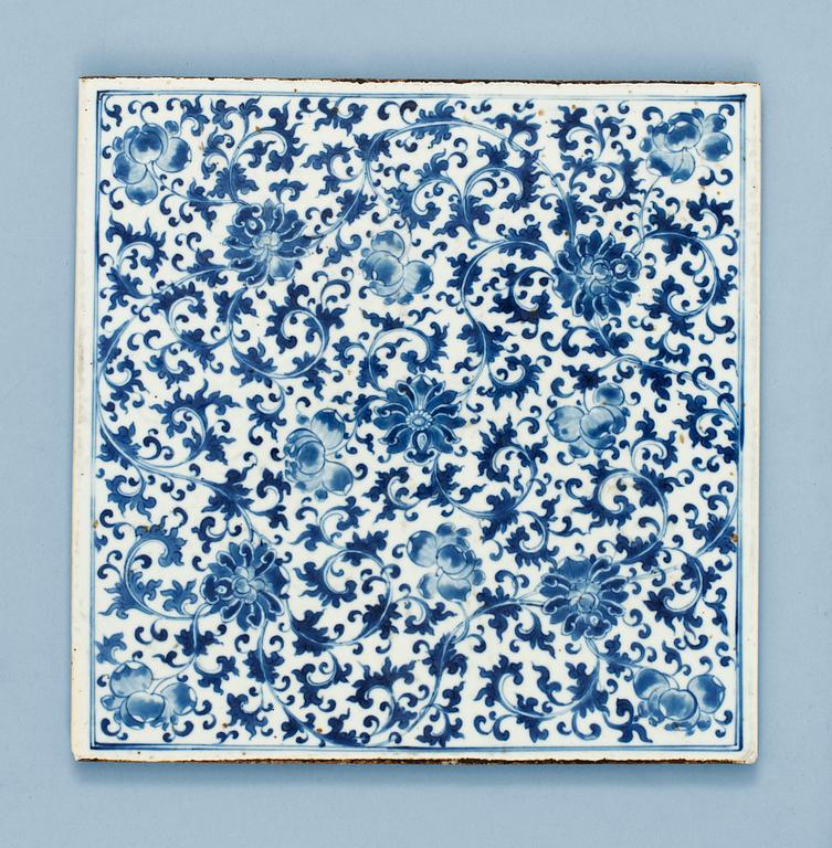 PLATTA/FLIS, porslin. Qing dynastin, 1700-tal.
