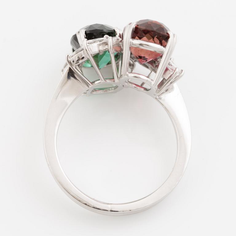 Ring, platina med grön och rosa turmalin och navettslipade diamanter.